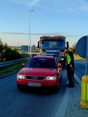 Zdjęcie kolorowe przedstawiające policjantów wykonujących badanie trzeźwości.