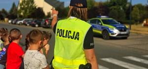 Zdjęcie przedstawia policjantkę z uczniami klas pierwszych.