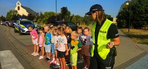 Zdjęcie przedstawia policjantkę z uczniami klas pierwszych.