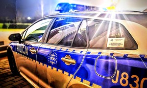 Zdjęcie kolorowe przedstawiające radiowóz.