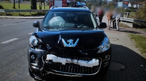 Zdjęcie kolorowe przedstawiające miejsce zdarzenia dwóch pojazdów w Rożniątowie.