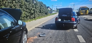 Zdjęcie kolorowe przedstawiające miejsce zdarzenia dwóch pojazdów w Rożniątowie.