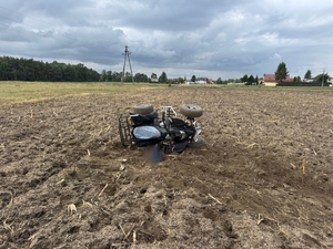 Zdjęcie kolorowe przedstawiające wywróconego quada.