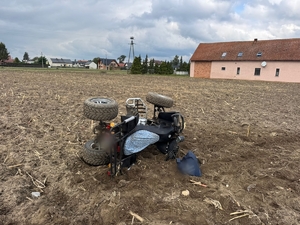 Zdjęcie kolorowe przedstawiające wywróconego quada.