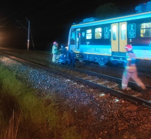 zdjęcie: zderzenie pociągu z samochodem osobowym