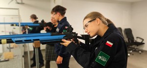 Zdjęcie kolorowe przedstawiające uczniów klas policyjnych.