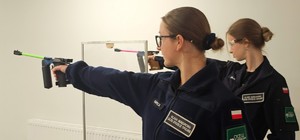 Zdjęcie kolorowe przedstawiające uczniów klas policyjnych.