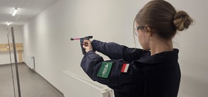 Zdjęcie kolorowe przedstawiające uczniów klas policyjnych.