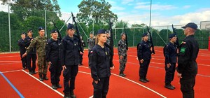 Zdjęcie kolorowe przedstawiające uczniów klas policyjnych.