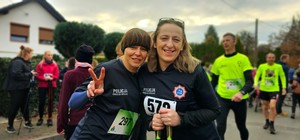 Zdjęcie przedstawia strzeleckie policjantki podczas biegu św. Marcina.