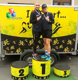 Zdjęcie przedstawia strzeleckie policjantki podczas biegu św. Marcina.