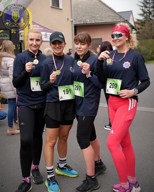 Zdjęcie przestawia policjantów z KPP Strzelce Opolskie oraz SPPP Opole podczas biegu św. Marcina.