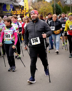 Zdjęcie przestawia policjantów z KPP Strzelce Opolskie oraz SPPP Opole podczas biegu św. Marcina.
