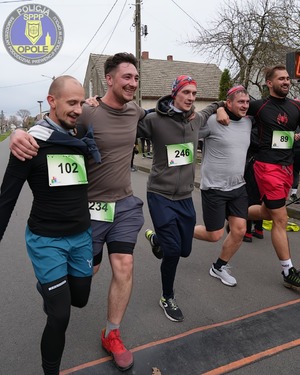 Zdjęcie przestawia policjantów z KPP Strzelce Opolskie oraz SPPP Opole podczas biegu św. Marcina.