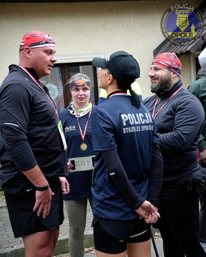 Zdjęcie przestawia policjantów z KPP Strzelce Opolskie oraz SPPP Opole podczas biegu św. Marcina.