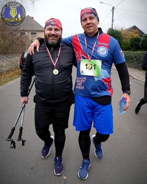 Zdjęcie przestawia policjantów z KPP Strzelce Opolskie oraz SPPP Opole podczas biegu św. Marcina.