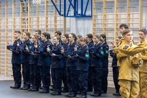 Zdjęcie przestawia ślubowanie klas mundurowych.