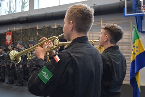 Zdjęcie przestawia ślubowanie klas mundurowych.