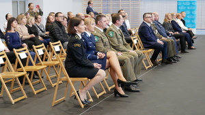 Zdjęcie przestawia ślubowanie klas mundurowych.