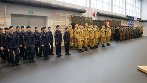 Zdjęcie przestawia ślubowanie klas mundurowych.