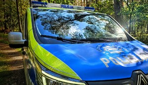 Zdjęcie przedstawia radiowóz.