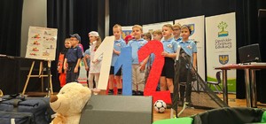 Zdjęcie przedstawia gale zakończenia programu "Przedszkolak ratuje"