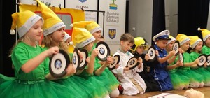 Zdjęcie przedstawia gale zakończenia programu "Przedszkolak ratuje"