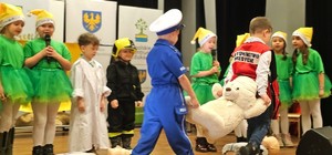 Zdjęcie przedstawia gale zakończenia programu "Przedszkolak ratuje"