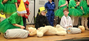 Zdjęcie przedstawia gale zakończenia programu "Przedszkolak ratuje"