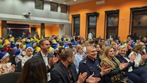 Zdjęcie przedstawia gale zakończenia programu "Przedszkolak ratuje"