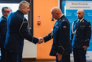 Zdjęcie kolorowe przedstawiające uroczystą zbiórkę.