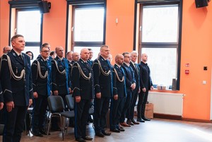 Zdjęcie kolorowe przedstawiające uroczystą zbiórkę.