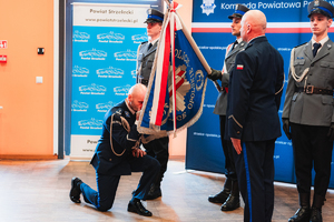 Zdjęcie kolorowe przedstawiające uroczystą zbiórkę.