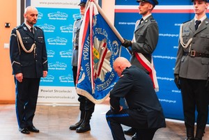 Zdjęcie przedstawia uroczystą zbiórkę.