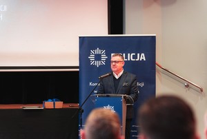 Zdjęcie przedstawia uroczystą zbiórkę.