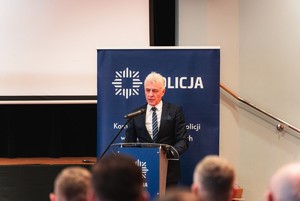 Zdjęcie przedstawia uroczystą zbiórkę.