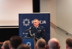 Zdjęcie przedstawia uroczystą zbiórkę.