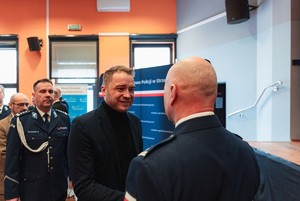 Zdjęcie przedstawia uroczystą zbiórkę.