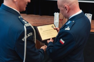 Zdjęcie przedstawia uroczystą zbiórkę.