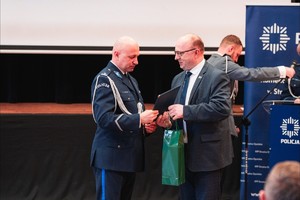 Zdjęcie przedstawia uroczystą zbiórkę.