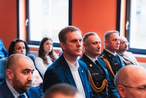 Zdjęcie przedstawia uroczystą zbiórkę.