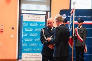 Zdjęcie przedstawia uroczystą zbiórkę.