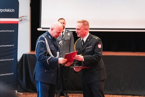 Zdjęcie przedstawia uroczystą zbiórkę.