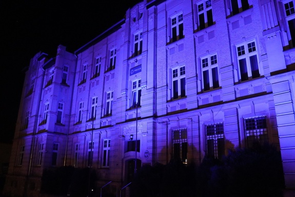 zdjęcie: oświetlony na niebiesko budynek policji