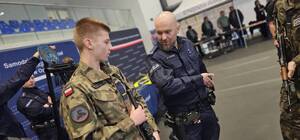 Zdjęcie przedstawiają targi mundurowe.