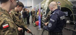 Zdjęcie przedstawiają targi mundurowe.