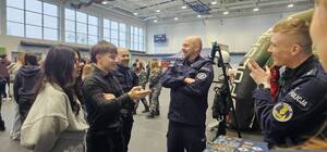 Zdjęcie przedstawiają targi mundurowe.