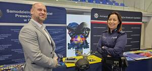 Zdjęcia przedstawiają targi mundurowe.