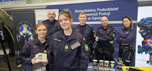 Zdjęcia przedstawiają targi mundurowe.