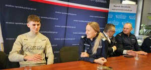 Zdjęcie przedstawia spotkanie Komendanta Wojewódzkiego Policji w Opolu z młodzieżą z programu "Przyszłość a Ty"